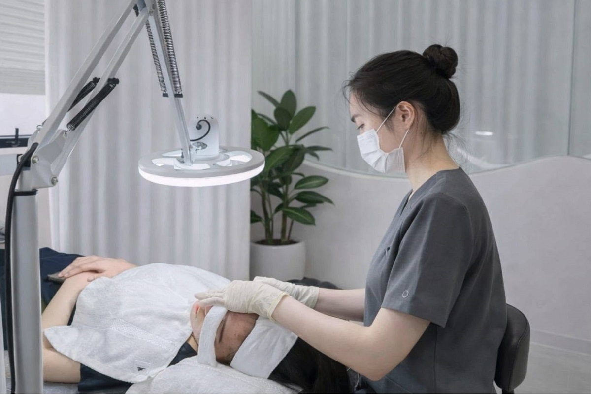 So sánh lấy mụn ở spa và tự nặn mụn tại nhà